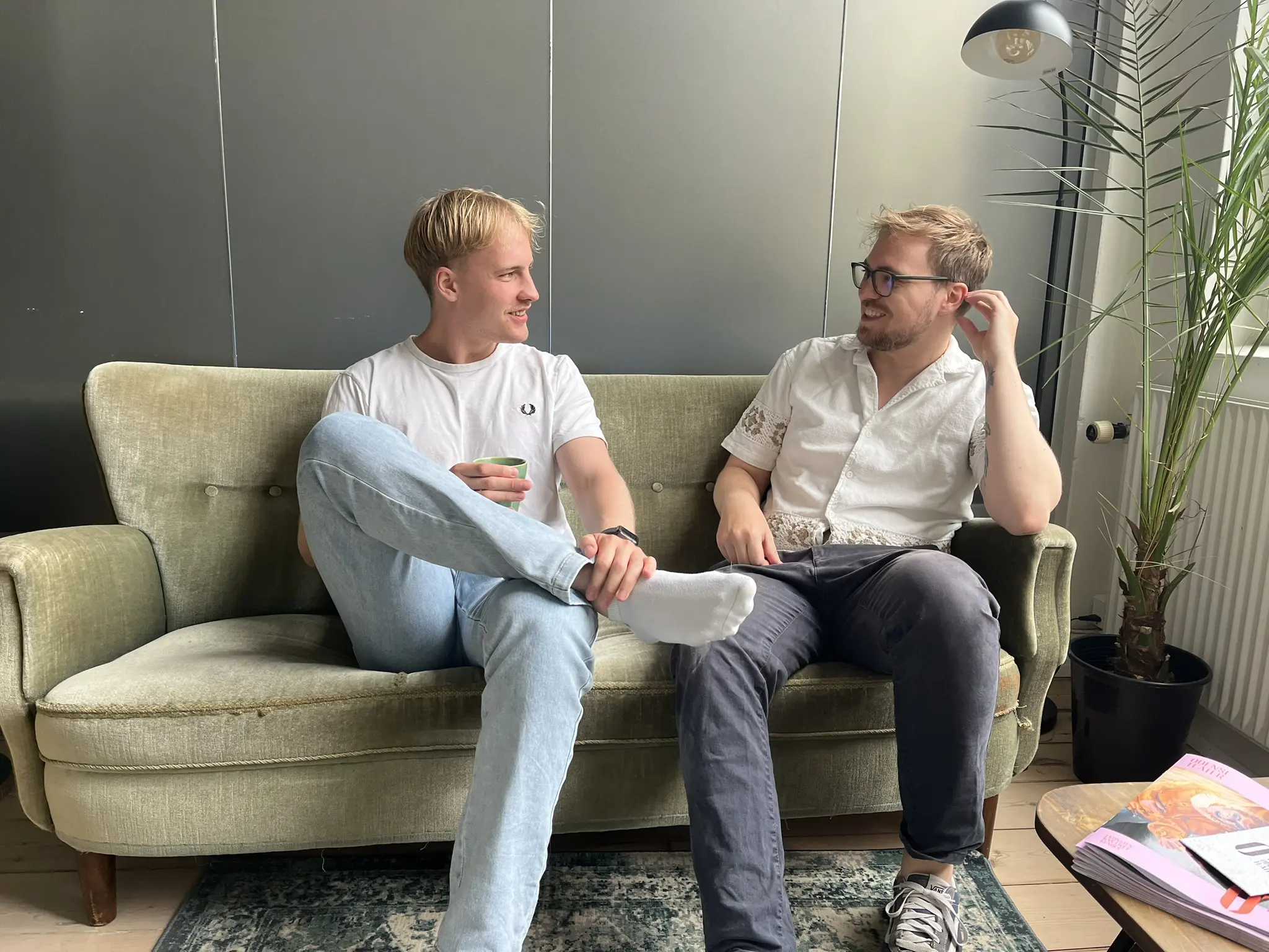 2 mænd arbejder i arbejdsfællesskabet Morgendagens Iværksættere – et fællesskab til iværksættere